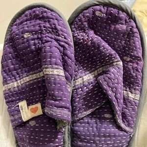 FUN ladies house slippers “By the Sea”___Hawaii. Size 8.
